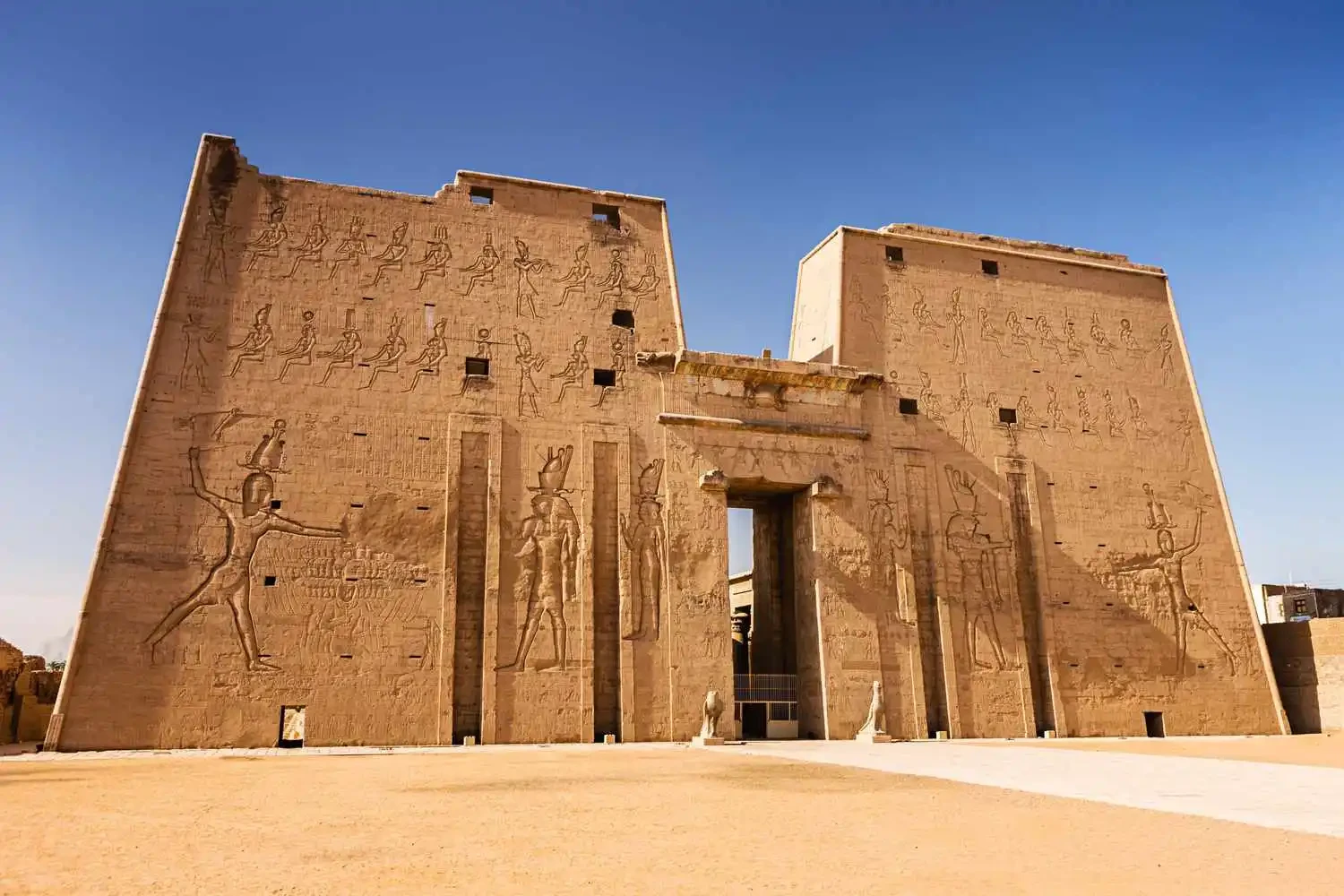 8-Day Luxury Dahabiya Yacht on the Nile & King Tut Adventure